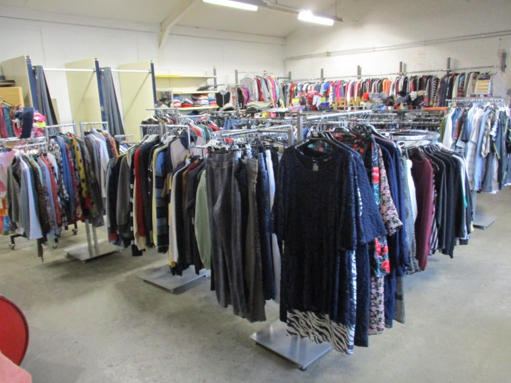 vandaag 2de hands kleding verkoop lindeholt, nijmegen, Ophalen, Gedragen