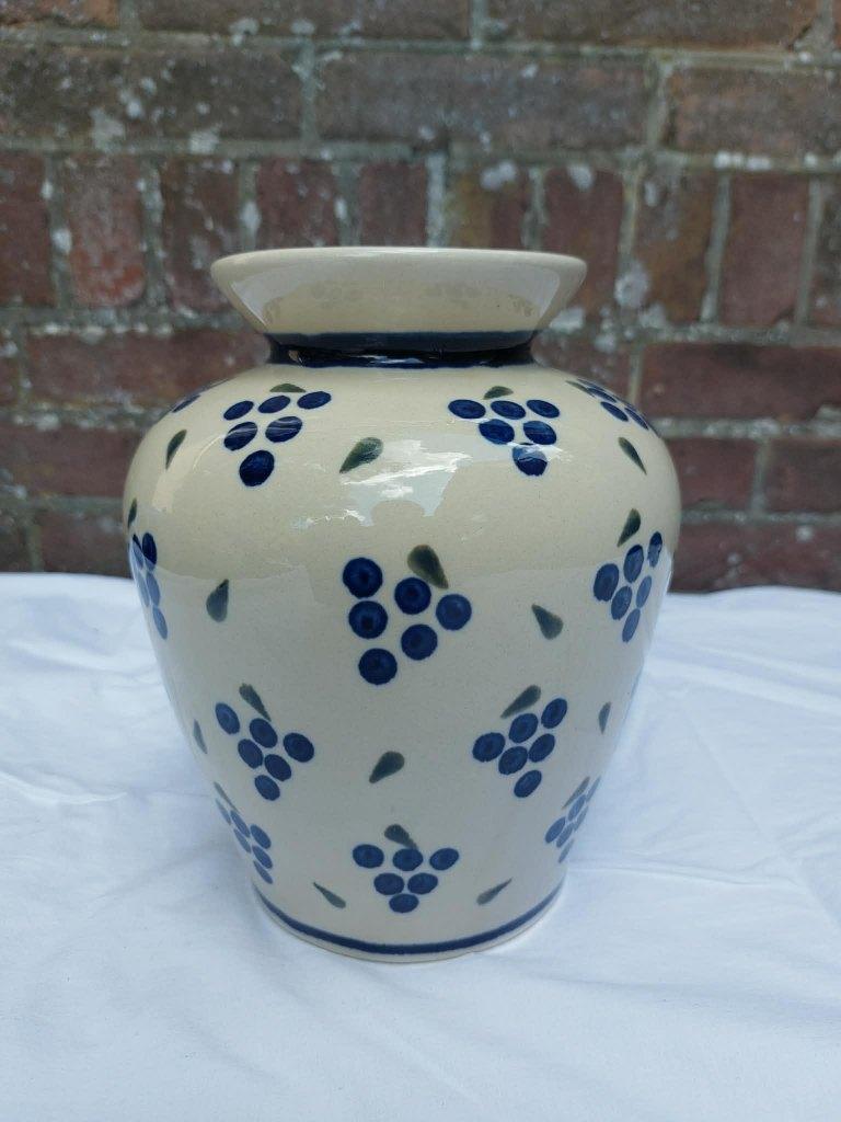 Bunzlau vaas blauwe druiven grote maat., Ophalen, Overige kleuren, Aardewerk of Porselein, Zo goed als nieuw