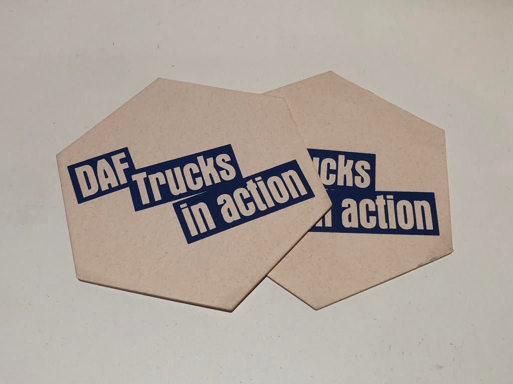 Twee bierviltjes DAF Trucks in Action, Verzamelen, Automerken, Motoren en Formule 1, Ophalen of Verzenden, Nieuw, Auto's