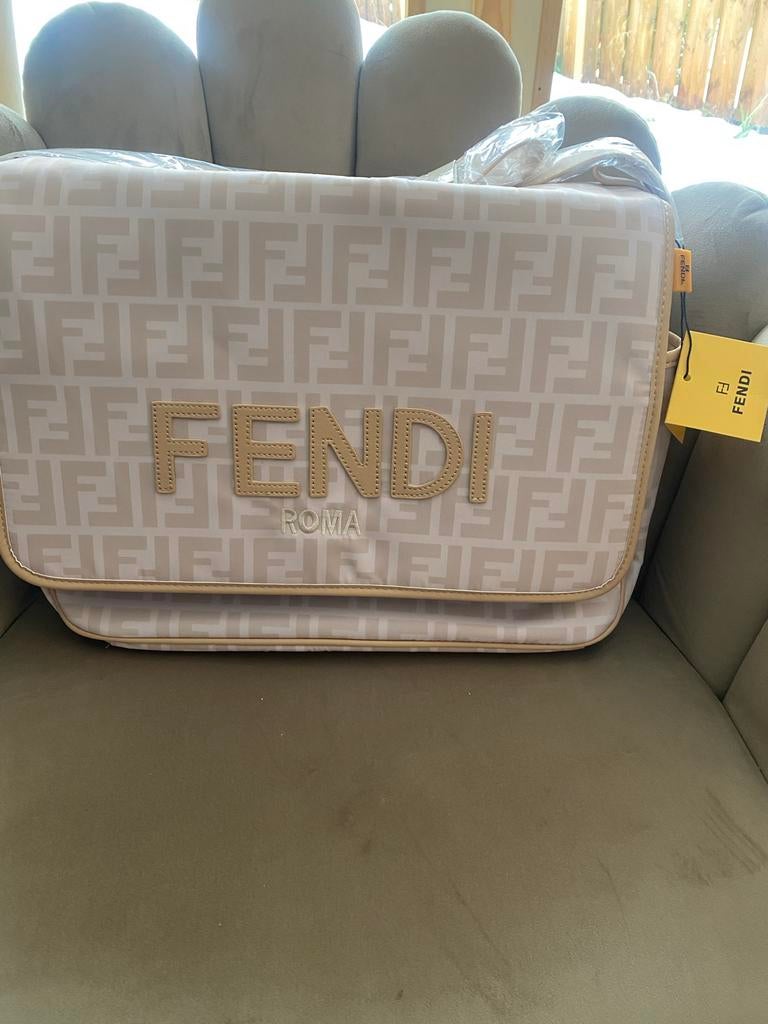 Nieuwe Fendi Luiertas Beige met toebehoren, Kinderen en Baby's, Luiertassen, Ophalen of Verzenden, Nieuw, Schoudertas