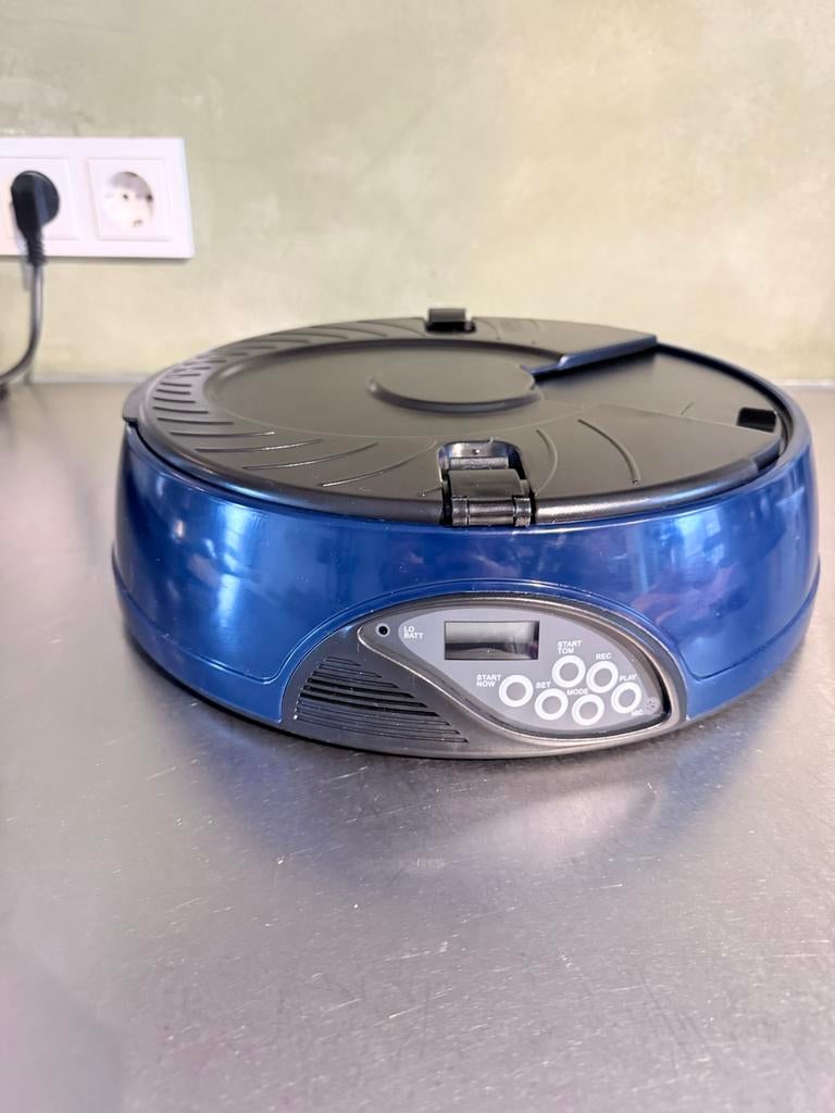 Pet Feeder, Ophalen of Verzenden, Zo goed als nieuw