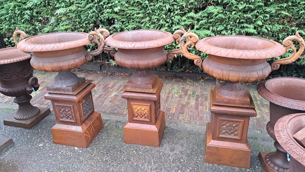 Grote gietijzeren tuinvaas met oren & zuil totale 98 cm hoog, Ophalen, Gebruikt