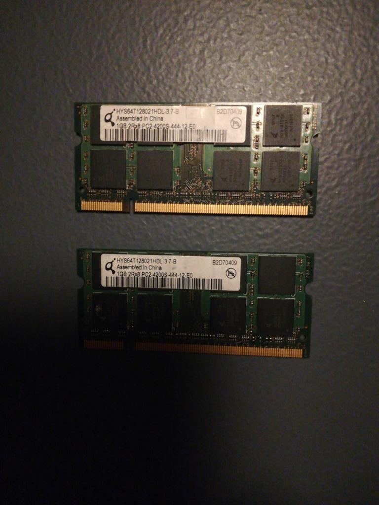 2x laptop ram geheugen (€10,00 voor beide) 1GB 2Rx8, Ophalen, Zo goed als nieuw, DDR2