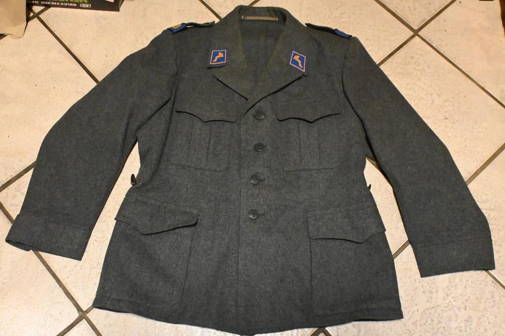 zwitserland uniform jas geneeskundig met emblemen, Verzamelen, Militaria | Algemeen, Landmacht, Kleding of Schoenen, Overige gebieden