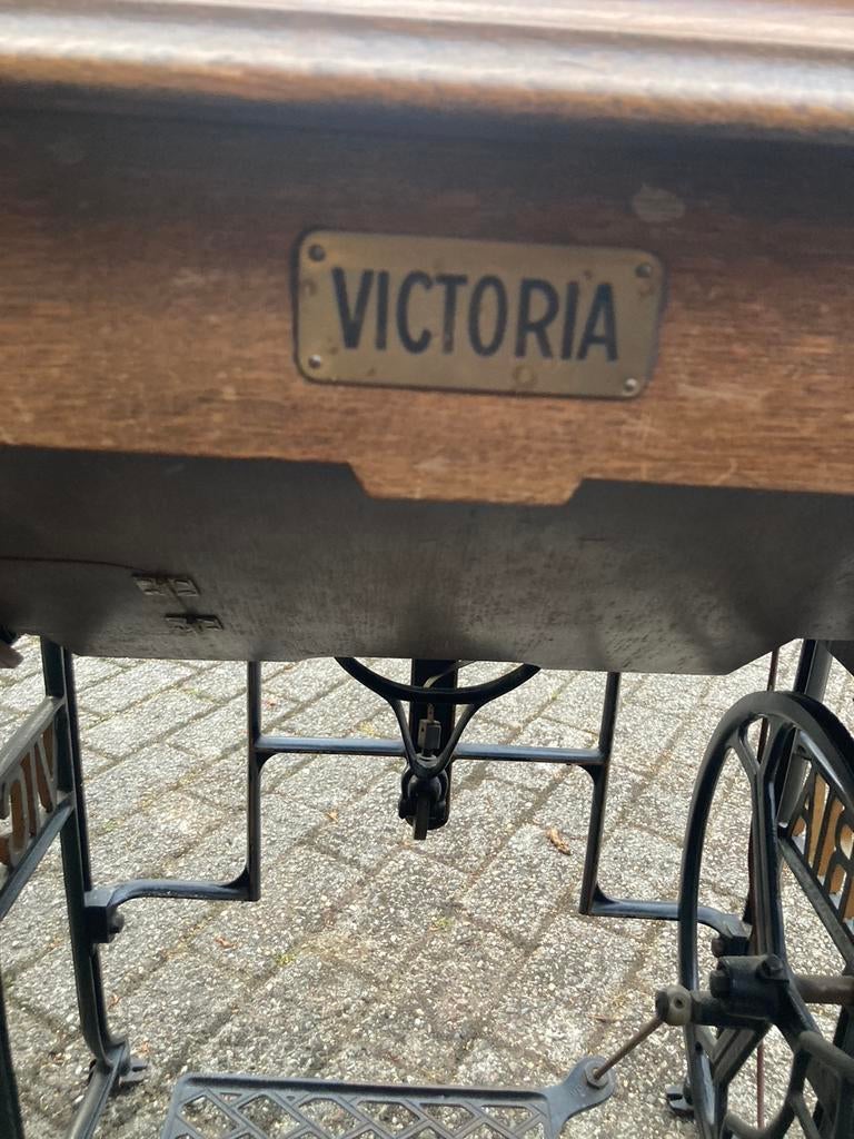 Naaimachine victoria met voetpedaal, Ophalen