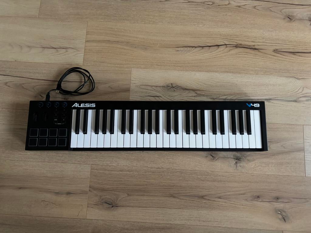 Alesis V49 keyboard met drumpads., Muziek en Instrumenten, Midi-apparatuur, Ophalen, Zo goed als nieuw