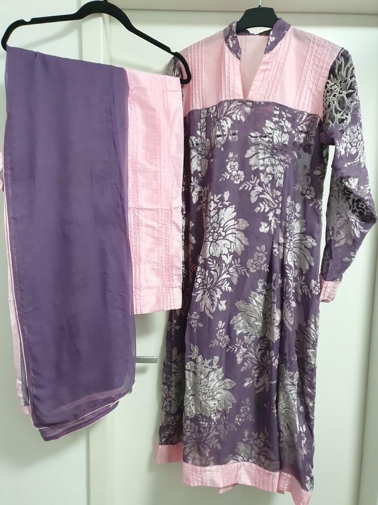 Paarse en roze Indiase Salwar Kameez met zilveren borduursel, Onbekend, Ophalen of Verzenden, Zo goed als nieuw