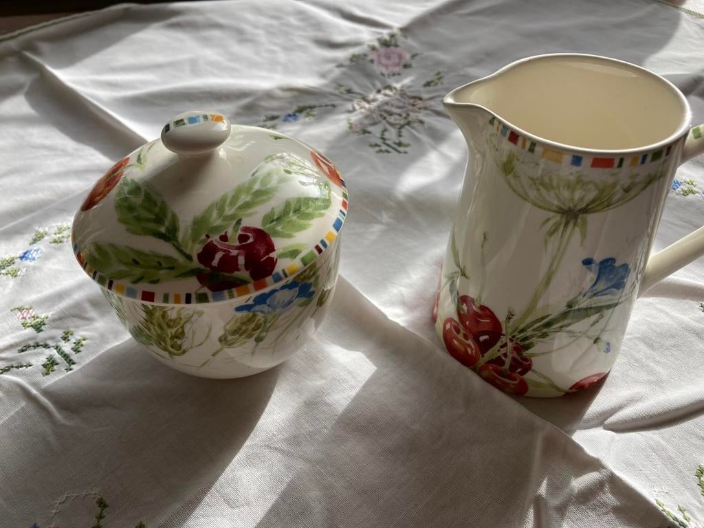 Gien  France. Cherry, Huis en Inrichting, Keuken | Servies, Ophalen of Verzenden, Zo goed als nieuw, Overige stijlen, Overige typen