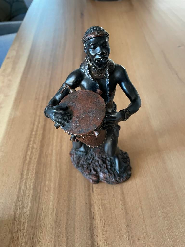 Afrikaanse man met trommel beeldje - Hars/Polystone, Antiek en Kunst, Ophalen of Verzenden