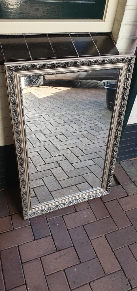 Spiegel in zilverkleurige sierlijke lijst, Huis en Inrichting, Ophalen, Zo goed als nieuw, Rechthoekig, Minder dan 100 cm