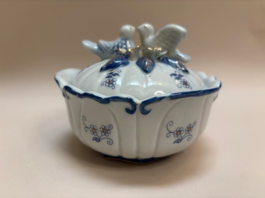 Vintage handbeschilderde porseleinen bonbonnière Korea, Antiek en Kunst, Antiek | Porselein, Ophalen of Verzenden