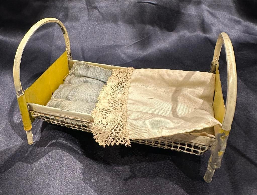 Leuk Oud antiek poppenhuis bedje, Ophalen of Verzenden