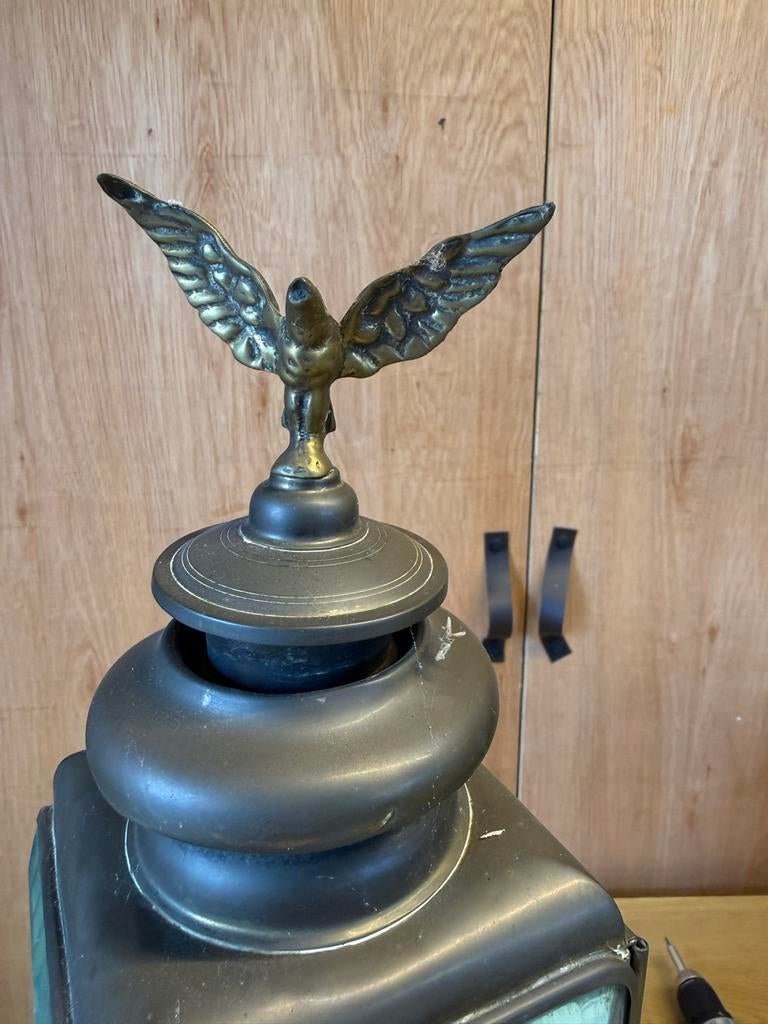 Oude lantaarn met adelaar, Ophalen