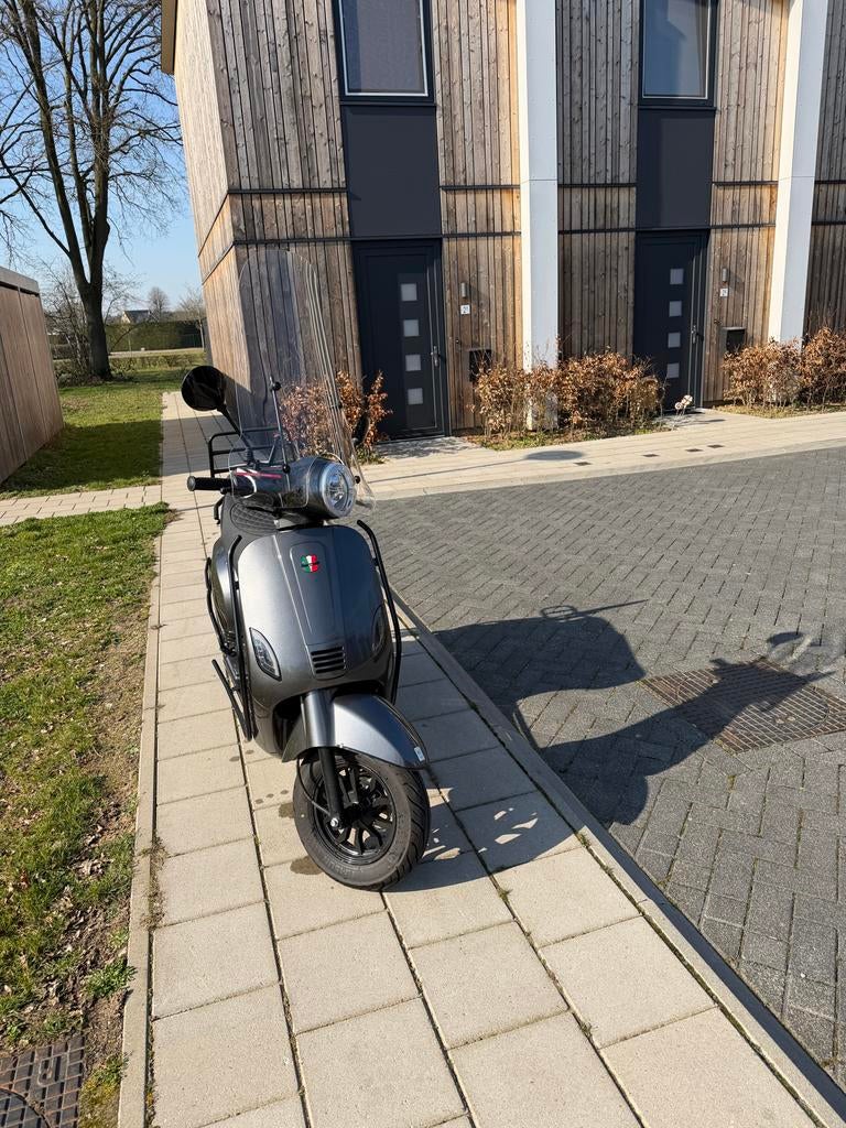 GTS Toscana Scooter 2025 - Nieuwstaat, Fietsen en Brommers, Scooters | Overige merken, Ophalen, Zo goed als nieuw, Benzine, Maximaal 25 km/u