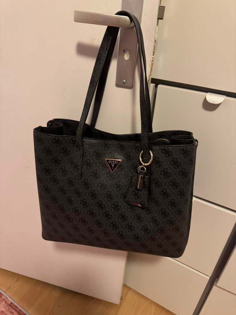 Zwarte GUESS tas – goede staat, Sieraden, Tassen en Uiterlijk, Tassen | Damestassen, Ophalen of Verzenden, Zo goed als nieuw, Zwart