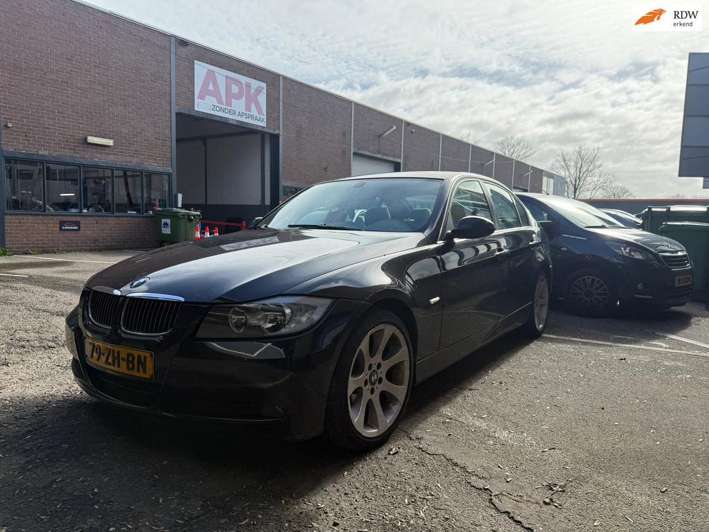 BMW 3-serie 318i Business Line EXPORT, Auto's, BMW, Achterwielaandrijving, Zwart, Origineel Nederlands, Handgeschakeld