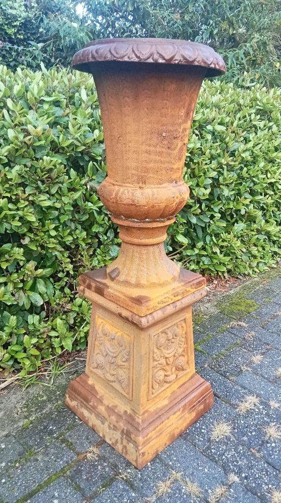 Aparte gietijzeren pot en sokkel vlecht., Ophalen, Rond, Nieuw, Balkon