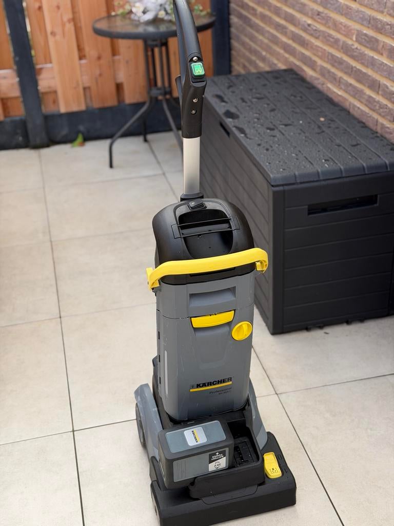 Kärcher Professional BR30 4C met accu en lader, Stofzuiger, Ophalen of Verzenden, Reservoir, 1600 tot 2000 watt