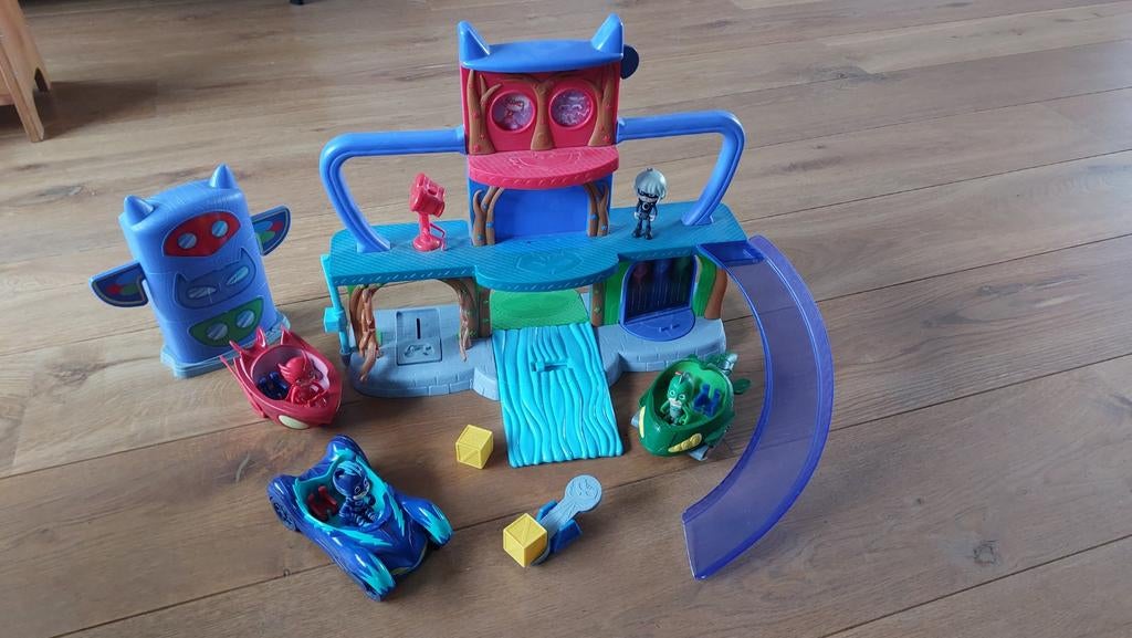 PJ Masks hoofdkwartier en voertuigen, Ophalen, Gebruikt