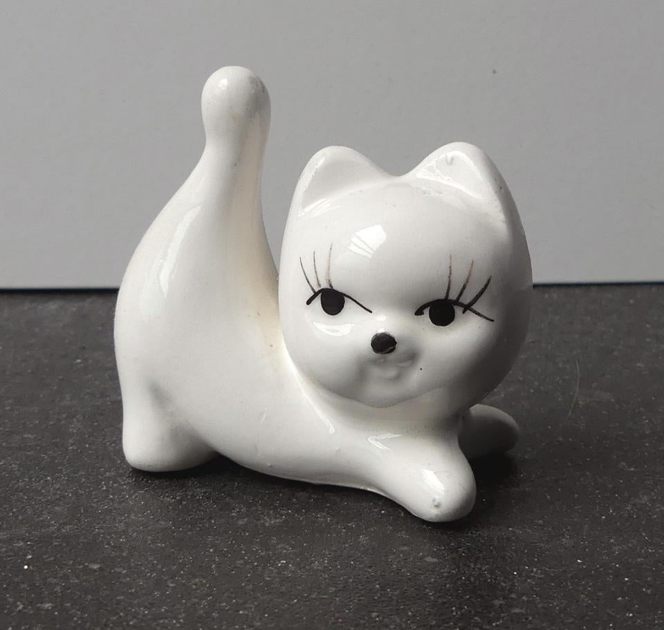 Vintage poezenbeeldje speelse kat poes wit porselein, Ophalen of Verzenden, Gebruikt, Dier