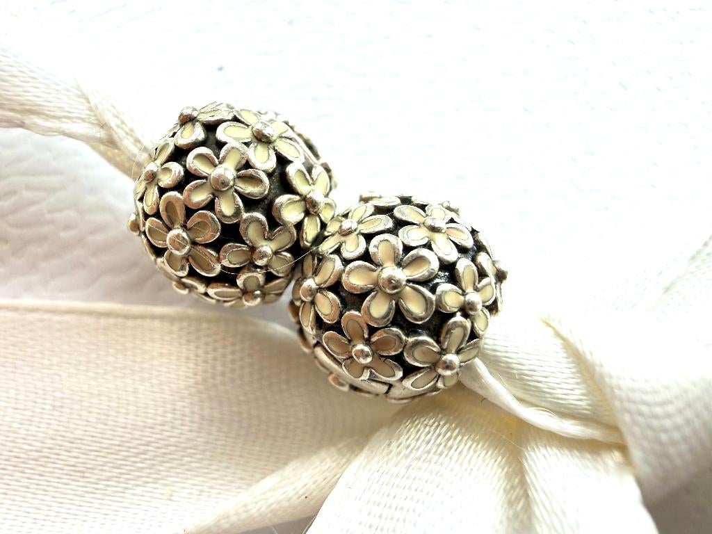 PANDORA CLIPS WITTE MARGRIETEN, Pandora, Ophalen of Verzenden, Zo goed als nieuw, 2 of 3 bedels