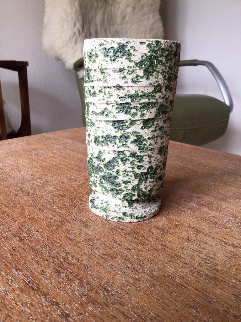 Vintage vaas, groen berkenbast motief., Ophalen of Verzenden