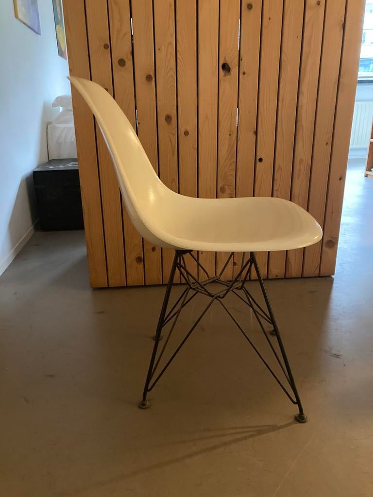 Eames kuipstoel, Huis en Inrichting, Stoelen, Ophalen of Verzenden, Gebruikt, Wit, Vier
