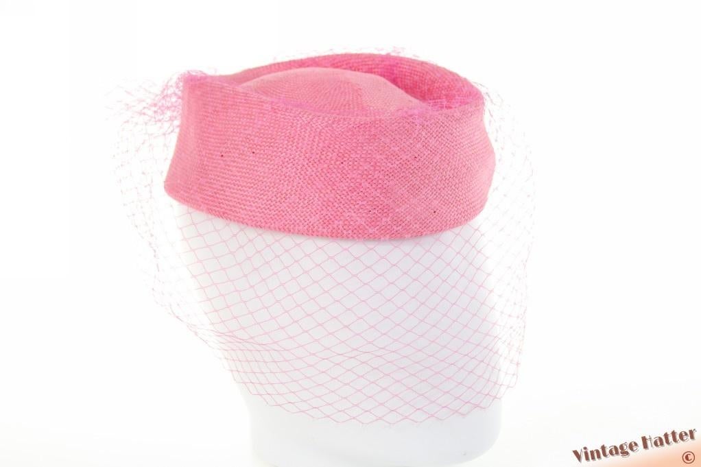 Vintage Dames pillbox cocktailhoed roze sisal met voile 57, Ophalen of Verzenden, Zo goed als nieuw, 56 of 57 cm (M, 7 of 7⅛ inch)
