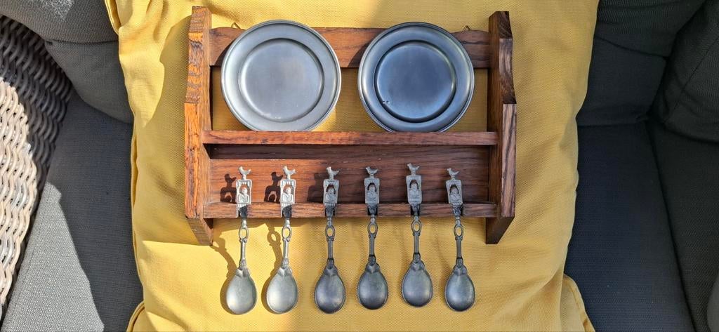Houten rekje met tinnen lepeltjes en bordjes, Antiek en Kunst, Antiek | Tin, Ophalen of Verzenden