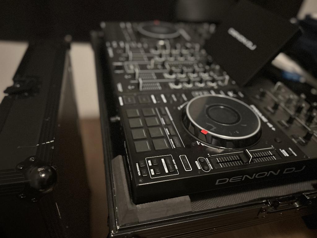 denon dj prime 4+ inclusief Decksaver +  flightcase, Muziek en Instrumenten, Dj-sets en Draaitafels, Ophalen, Zo goed als nieuw