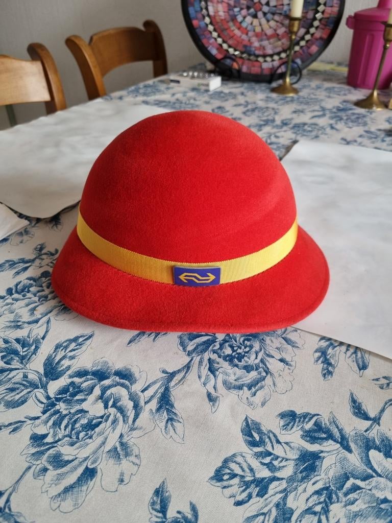 Moderne dames NS perronopzichters pet., Verzamelen, Ophalen of Verzenden, Zo goed als nieuw, Trein, Overige typen