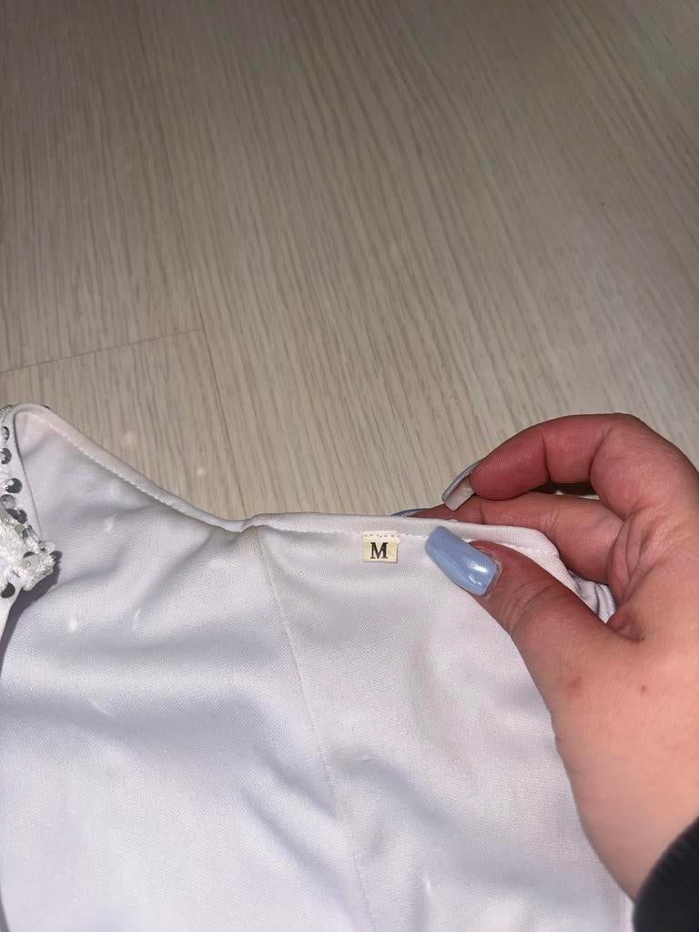 Witte glitter jurk met één mouw - Maat M, Kleding | Dames, Maat 38/40 (M), Wit, Ophalen of Verzenden, Zo goed als nieuw