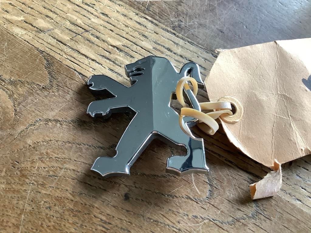 Peugeot logo embleem, plastic., Fietsen en Brommers, Brommeronderdelen | Oldtimers, Verzenden