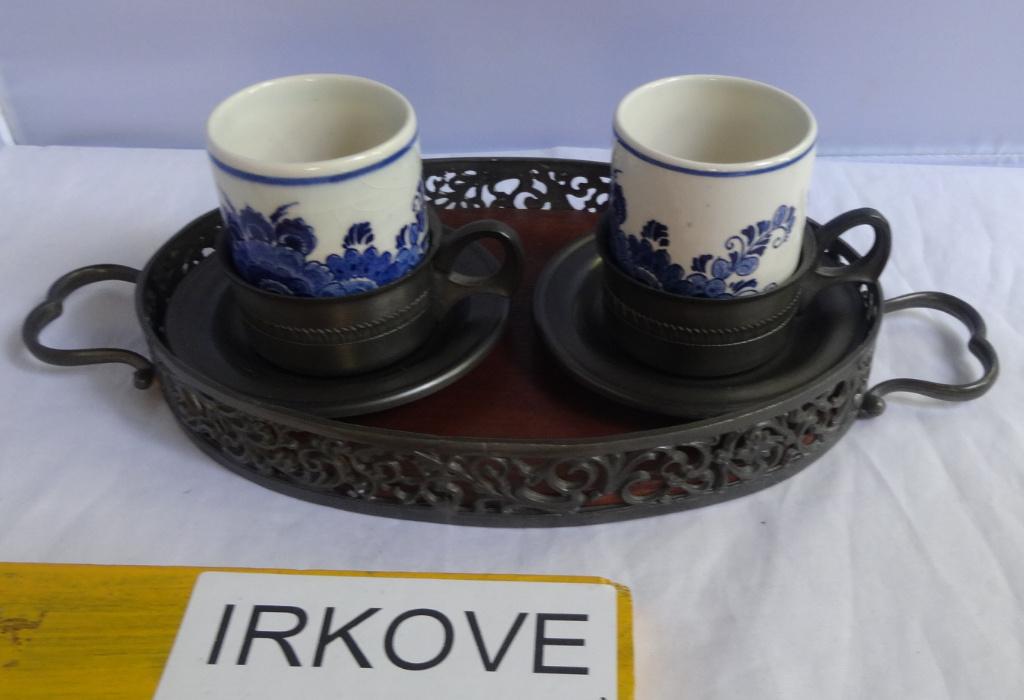 TINNEN BLAADJE MET KOPJES IN HOUDER * Delft Blauw! *, Antiek en Kunst, Antiek | Tin, Verzenden