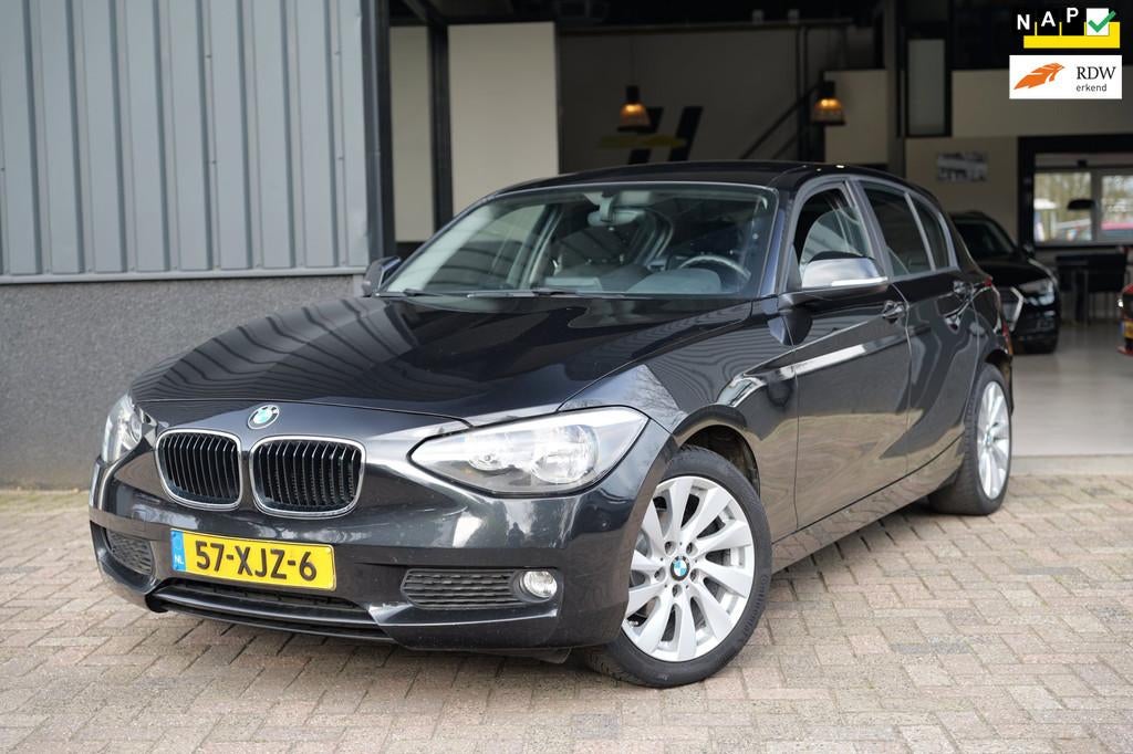 BMW 1-serie 116i Business AUT|Cruise C|LM velgen|Navi|Trekh, Euro 5, Gebruikt, Zwart, 4 cilinders