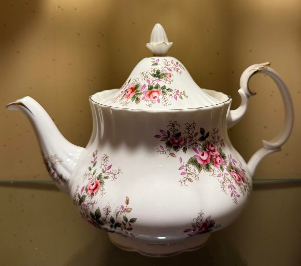 Royal Albert Theepot. Lavender Rose., Ophalen of Verzenden, Gebruikt, Porselein