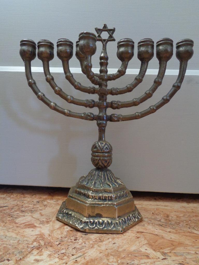 Chanoeka messing kandelaar 9-armig Judaica hoogte 27 cm, Antiek en Kunst, Ophalen of Verzenden, Koper of Brons
