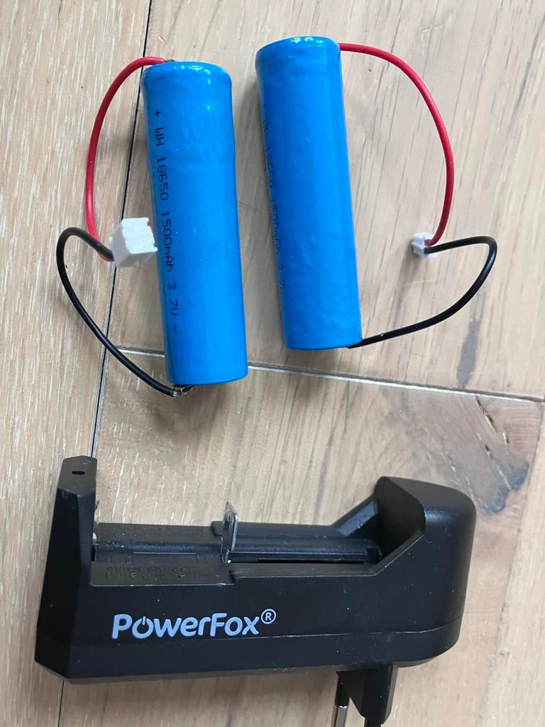 2x 18650 oplaadbare batterij 3,7V 1500nAh + losse oplader, Ophalen of Verzenden, Zo goed als nieuw, Oplaadbaar