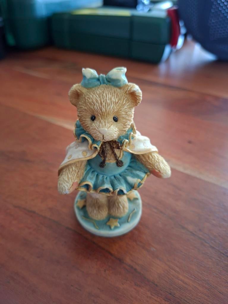 Schattig beertje beeldje in blauwe jurk, Claudia, Verzamelen, Ophalen of Verzenden, Zo goed als nieuw, Dier