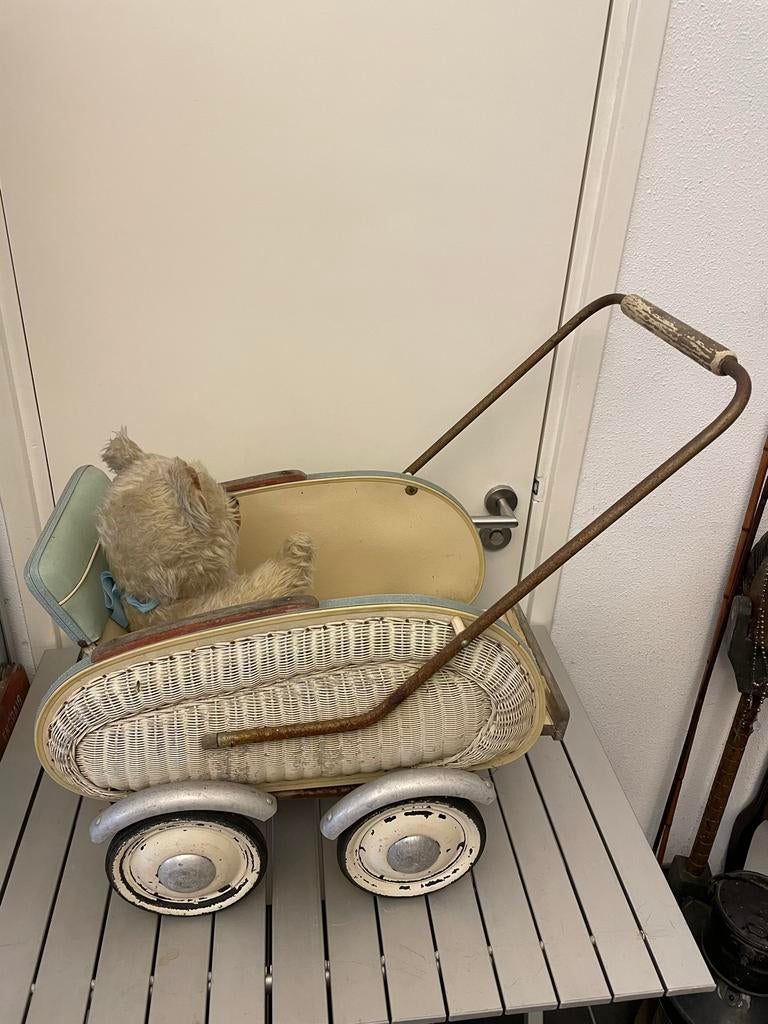 Vintage rieten poppenwagen met teddybeer, Ophalen of Verzenden