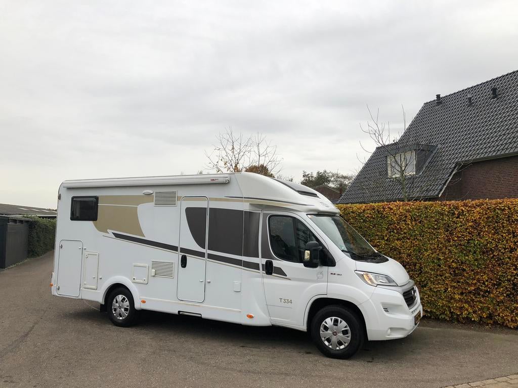 Vastbed + Hefbed Carado T334 4 pers Bj 2019 ZEER NETJES, Particulier, Tot en met 4, Half-integraal