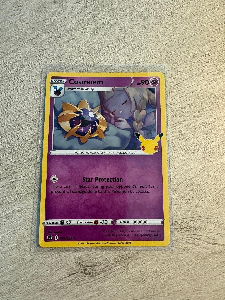 Cosmoem (Holo) 014/025 Celebrations - Pokémon Kaart, Hobby en Vrije tijd, Verzamelkaartspellen | Pokémon, Nieuw, Losse kaart, Foil