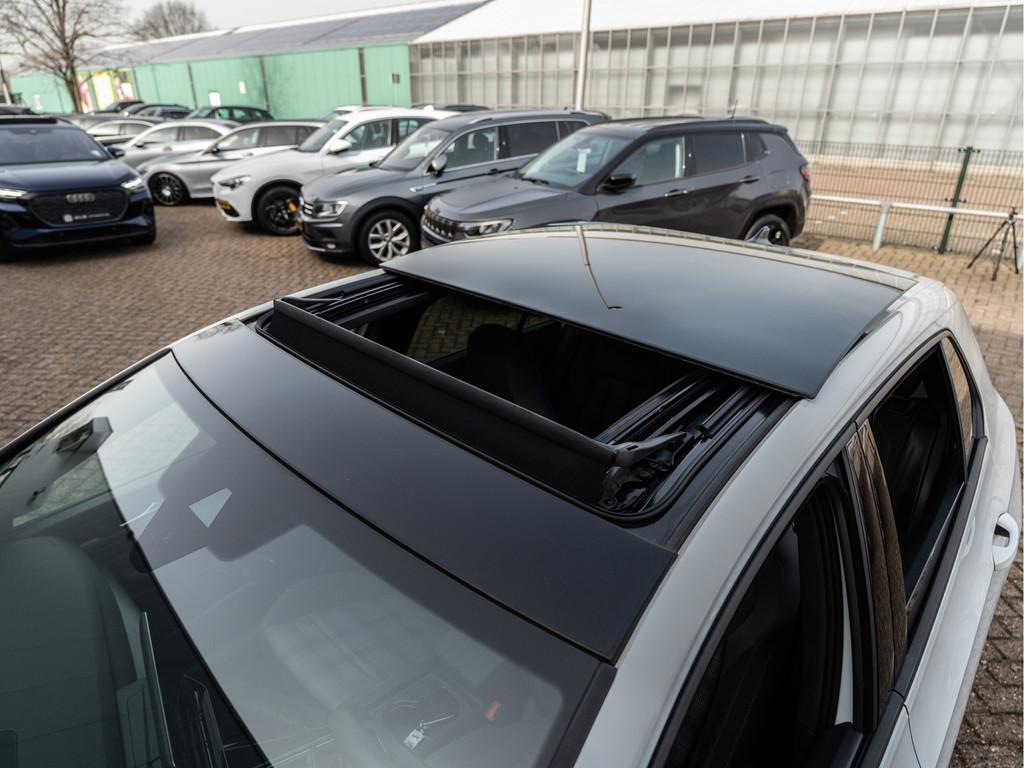 Volkswagen Golf 1.5 eHybrid GTE | Pano | HUD | Surrond View, 77 km/l, Zwart, 4 cilinders, Met garantie (alle)