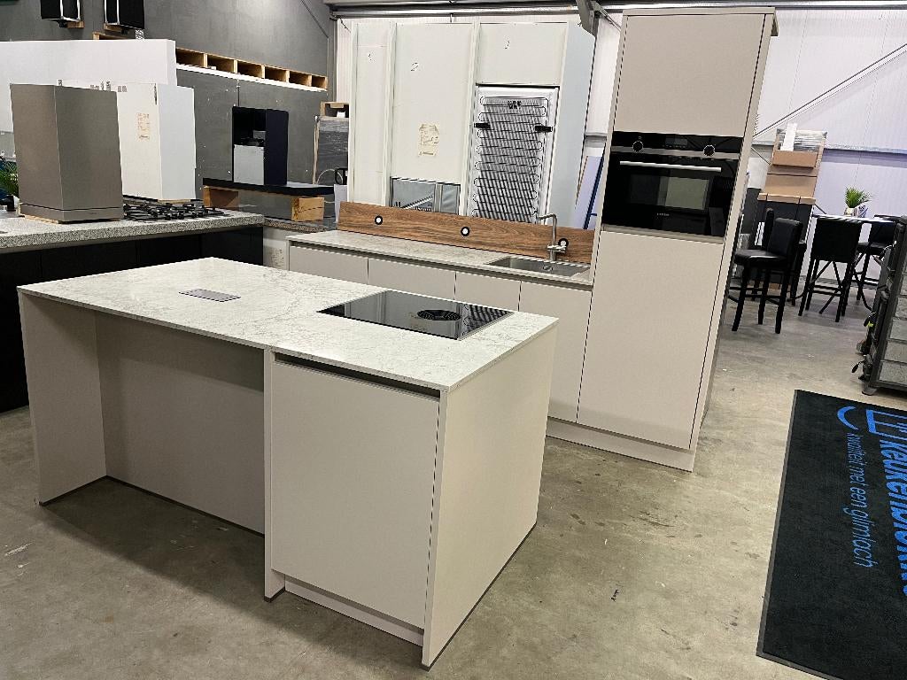 Rechte keller keuken met kookeiland !! Volop keus keukens !!, Ophalen, Gebruikt, 200 cm of meer, 75 cm of meer