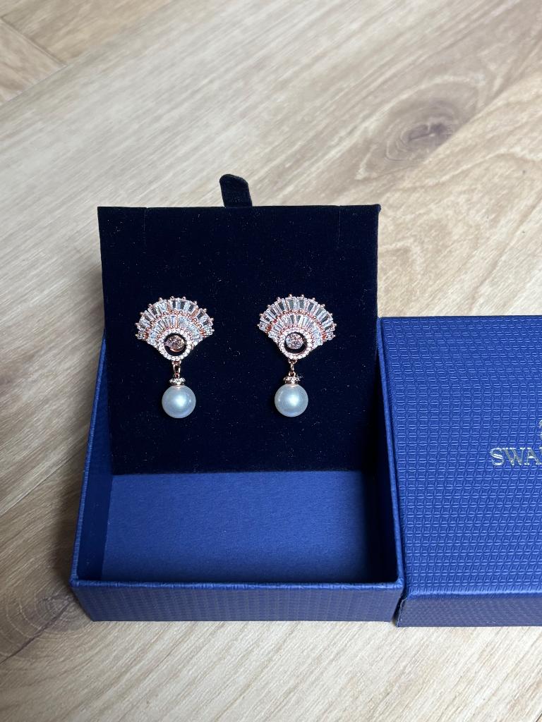 Swarovski oorbel schelp en parel, Met kristal, Verzenden, Zo goed als nieuw, Knopjes of Stekers