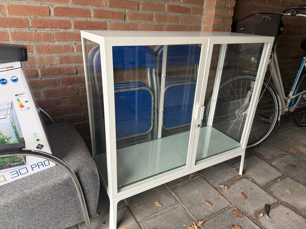 Ikea vitrinekast met glazen liggers en slot, Ophalen, 100 tot 150 cm, 50 tot 100 cm, Glas