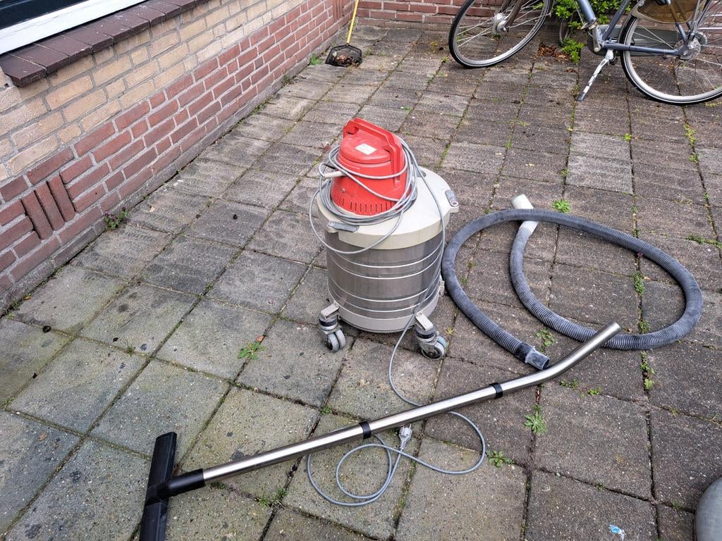 Waterzuiger met toebehoren, Ophalen