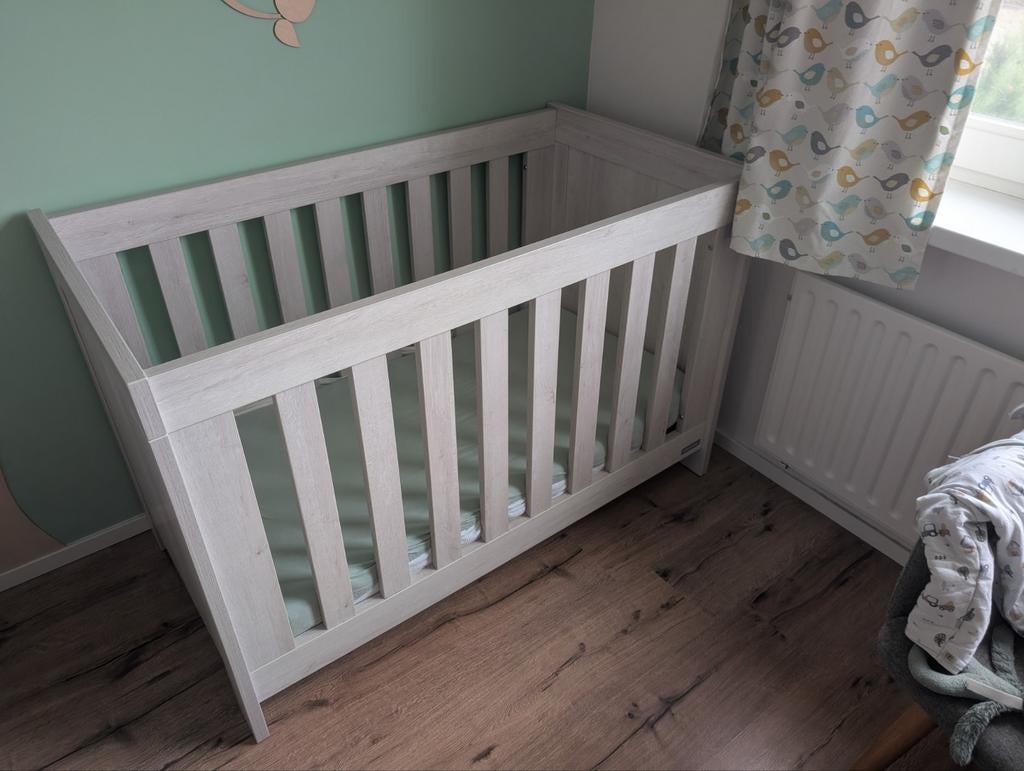 Baby kamer. Ledikant, commode en kast, Ophalen, Zo goed als nieuw, Jongetje of Meisje