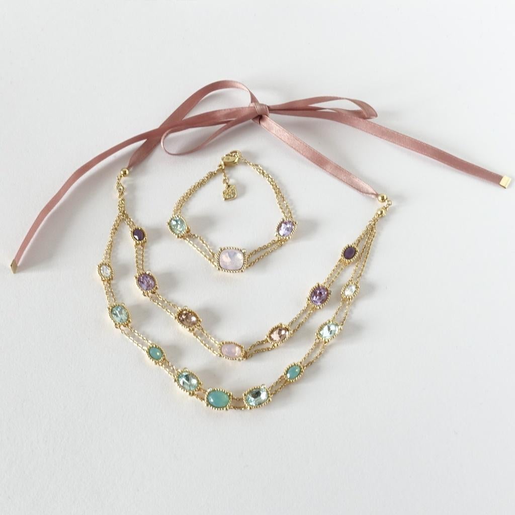 Swarovski Rosette set ketting en armband pastel luxe, Ophalen of Verzenden, Zo goed als nieuw, Steen of Mineraal, Verstelbaar