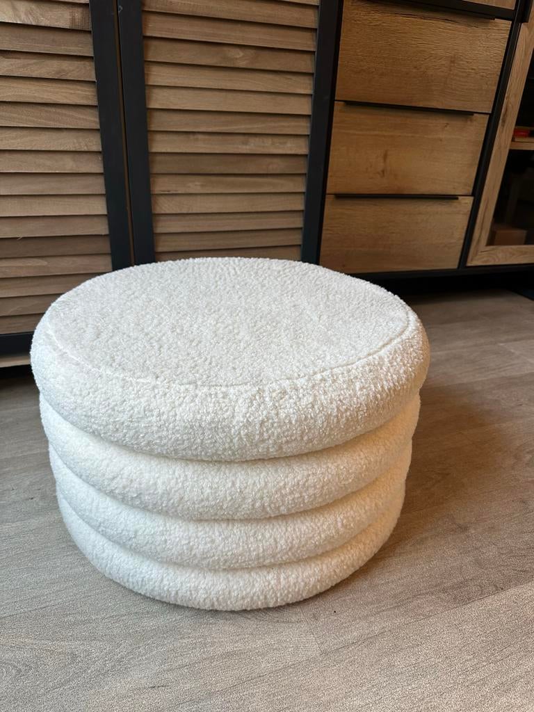 Witte ronde poef / hocker van teddy stof, Huis en Inrichting, Banken | Voetenbanken en Poefen, Gebruikt, Minder dan 50 cm, Rond